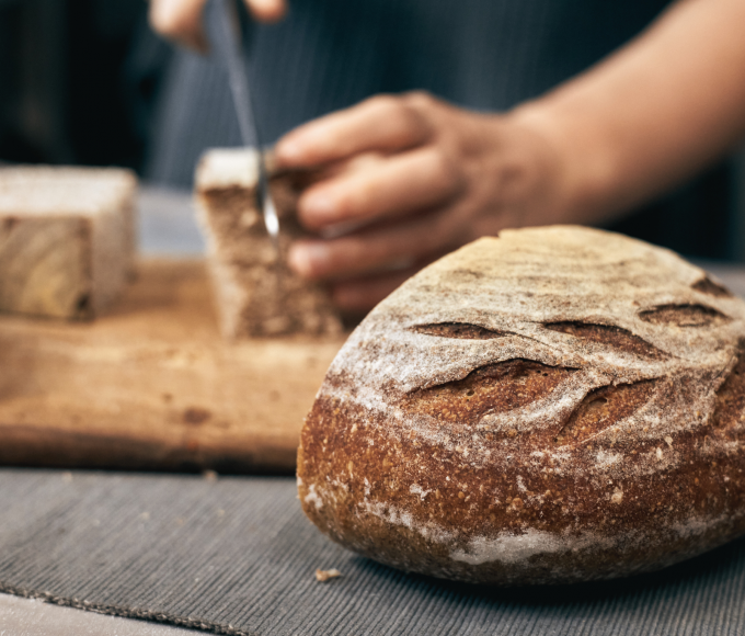 Laib Brot auf dem Tisch
