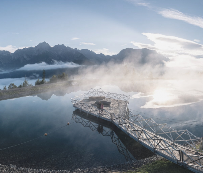 Morgenstimmung am Prinzensee in Maria Alm mit Nebel, Sonnenaufgang und Blick auf das Steinerne Meer – Naturerlebnis in der Region Hochkönig nahe dem Hotel die HOCHKÖNIGIN.