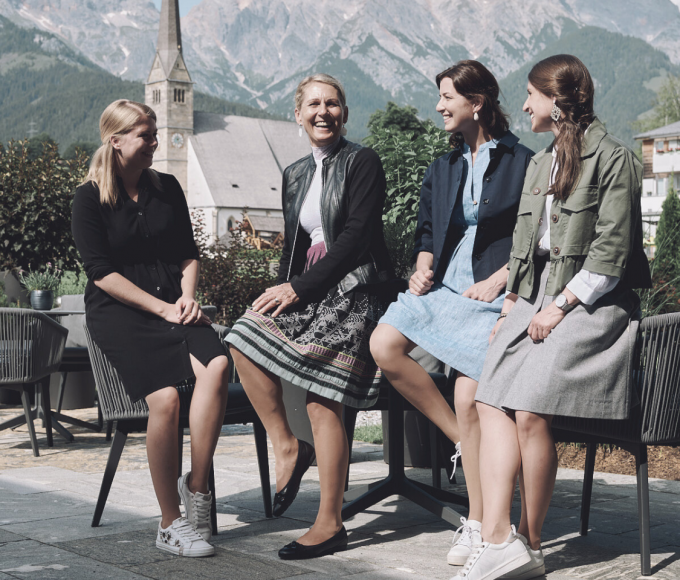 The 4 women from the hotel die HOCHKÖNIGIN