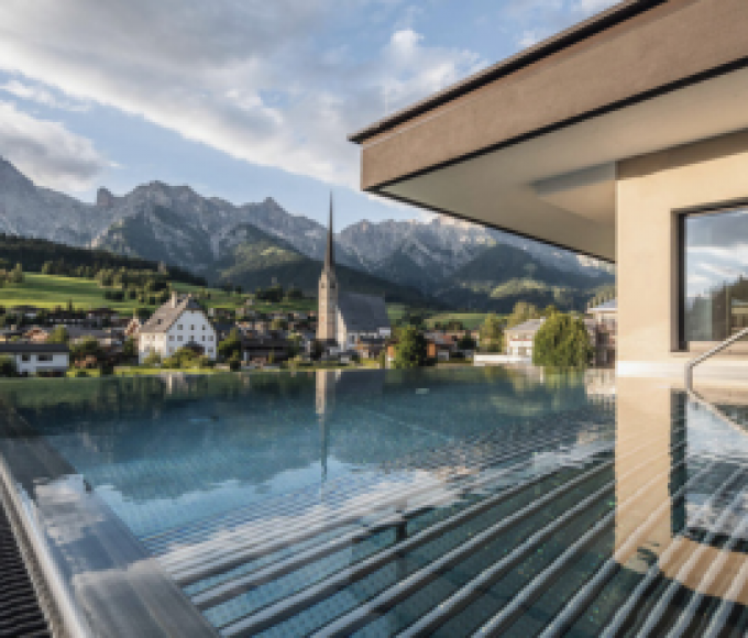 Pool mit Aussicht auf die Berge