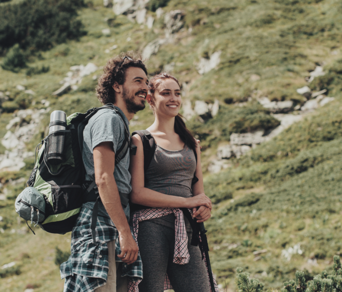 Junges Paar beim wandern in den Bergen