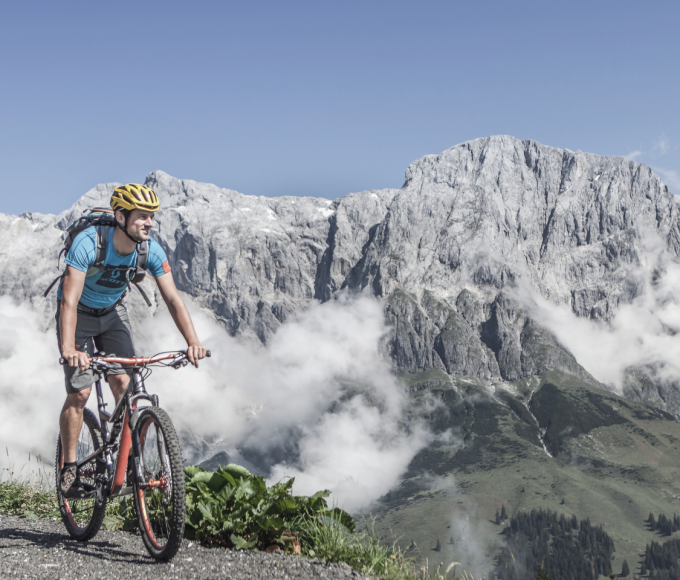 Paar beim radfahren mit Blick auf die Berge