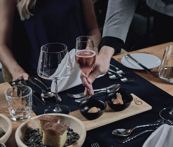 Gedeckter Tisch im a la carte Restaurant RAR in der HOCHKÖNIGIN in Maria Alm