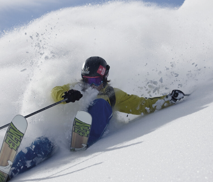 Freerider gleitet durch frischen Pulverschnee am Hochkönig – Action und Adrenalin pur im Winterurlaub.