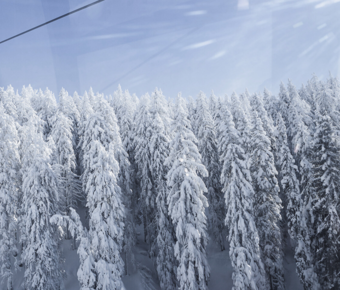Gondelbahn schwebt über verschneite Wälder im Skigebiet Hochkönig – Wintertraum im Salzburger Land.