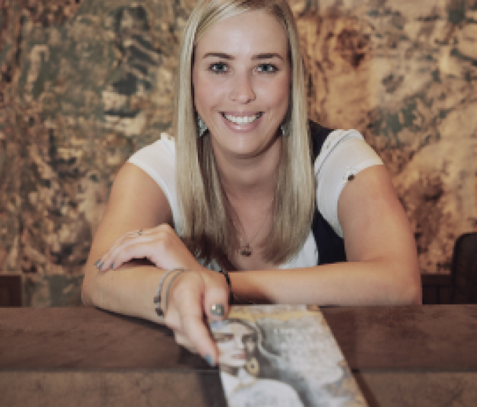 Herzlicher Empfang an der Rezeption – ein Lächeln und die Übergabe des Skitickets für den Winterurlaub in der HOCHKÖNIGIN in Maria Alm.