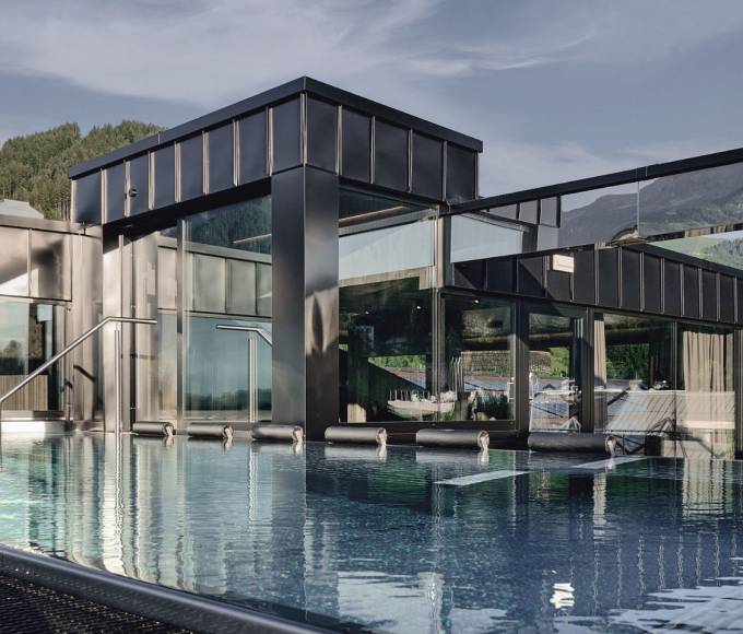 Infinity pool at the TIARA SPA of the wellness hotel die HOCHKÖNIGIN in Maria Alm with views of the Hochkönig mountain region.
