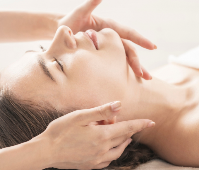 Entspannende Gesichtsbehandlung im Spa eines Wellnesshotels in Maria Alm am Hochkönig – sanfte Beauty-Anwendung für Erholung und strahlende Haut.