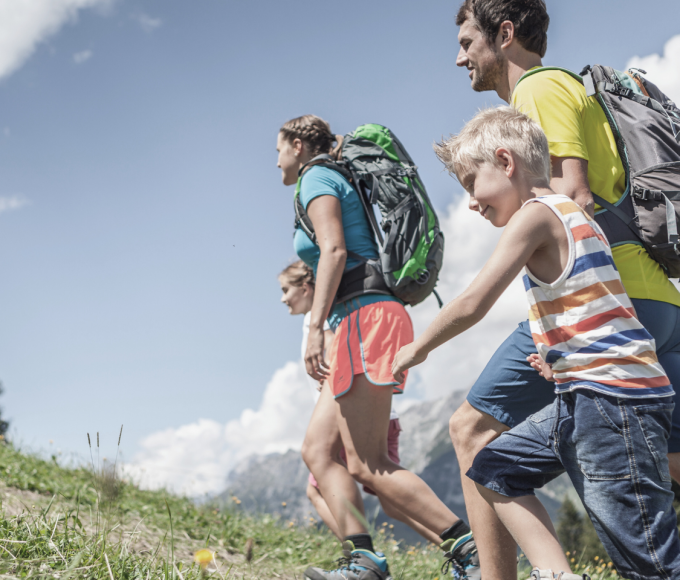 Familie beim Wandern in den Bergen am Hochkönig bei Maria Alm im Salzburger Land – aktiver Familienurlaub in der Natur.