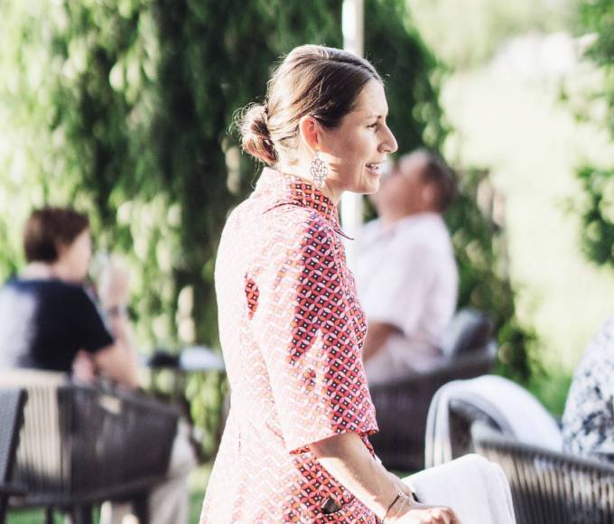 Sommerliche Abendstimmung auf der Terrasse der HOCHKÖNIGIN in Maria Alm am Hochkönig mit Gästen und Bergpanorama