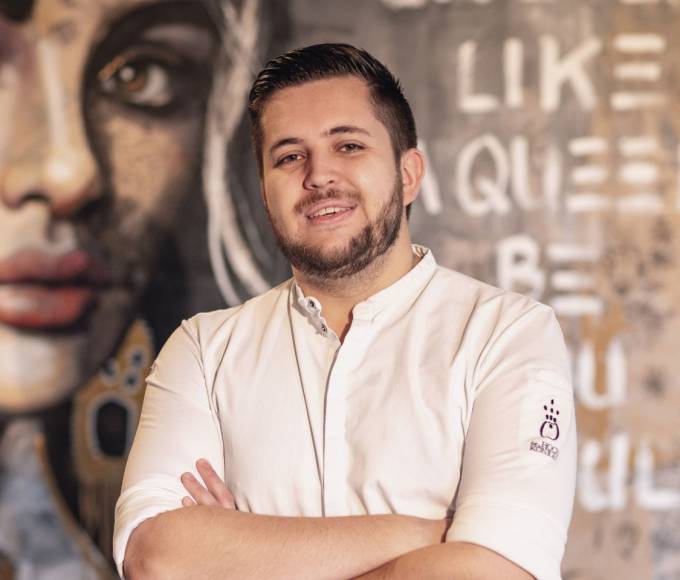 Küchenchef Maximilian Reuter im RAR Fine Dining Restaurant der HOCHKÖNIGIN in Maria Alm – ausgezeichnete Gourmetküche, kreative Handschrift und regionale Spitzenkulinarik im Salzburger Land.