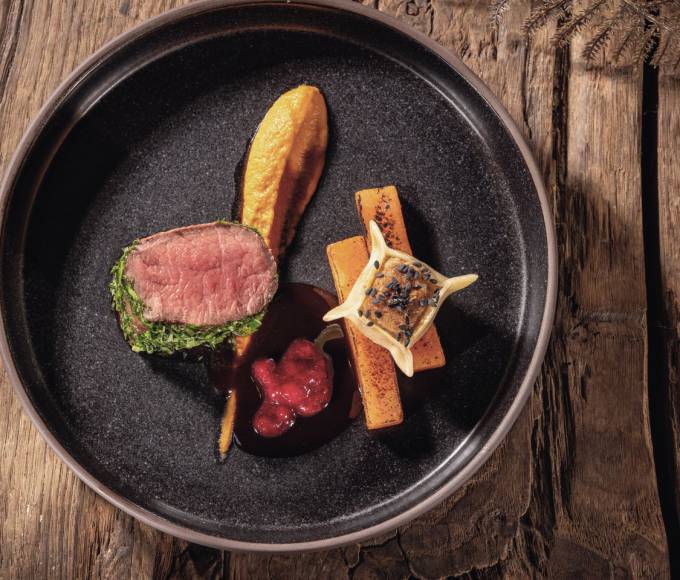 Kreativer Gourmet-Hauptgang im RAR Fine Dining Restaurant der HOCHKÖNIGIN in Maria Alm – regionale Spitzenküche, hochwertige Zutaten und ausgezeichnete Kulinarik im Salzburger Land.