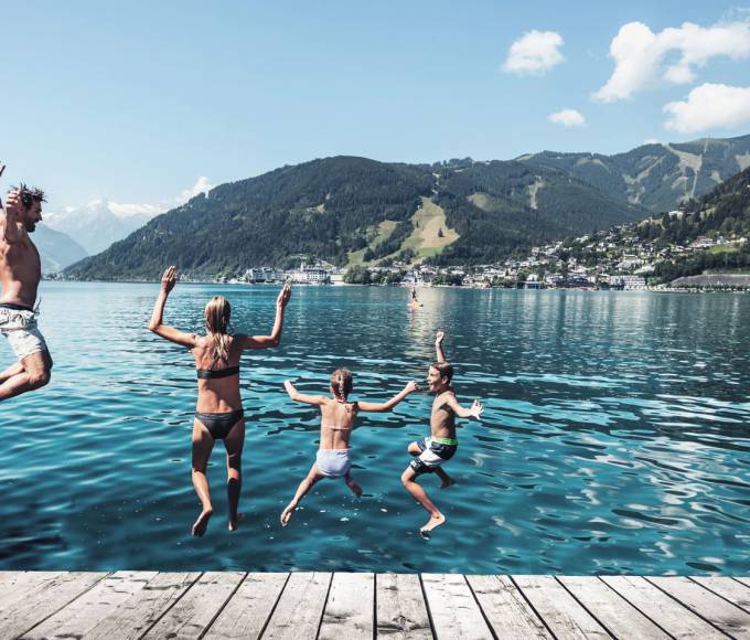 Familie beim Baden im Zeller See im Sommer im Salzburger Land