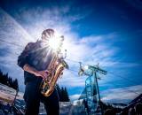 Mann spielt Saxophon bei Sonnenschein 