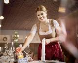 Servicekraft beim Tischdecken im Hotelrestaurant
