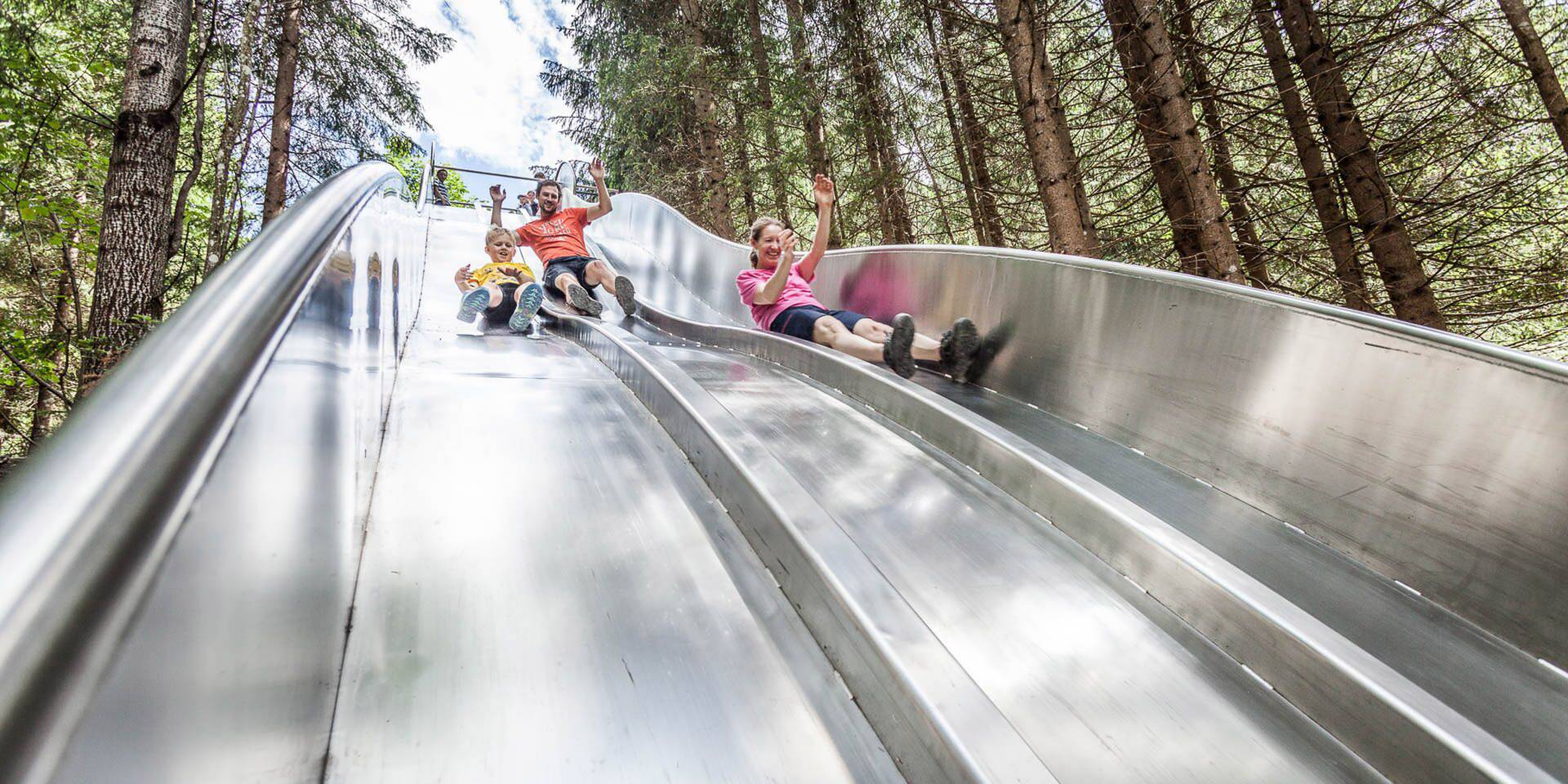 Familie im Waldrutschenpark Österreich