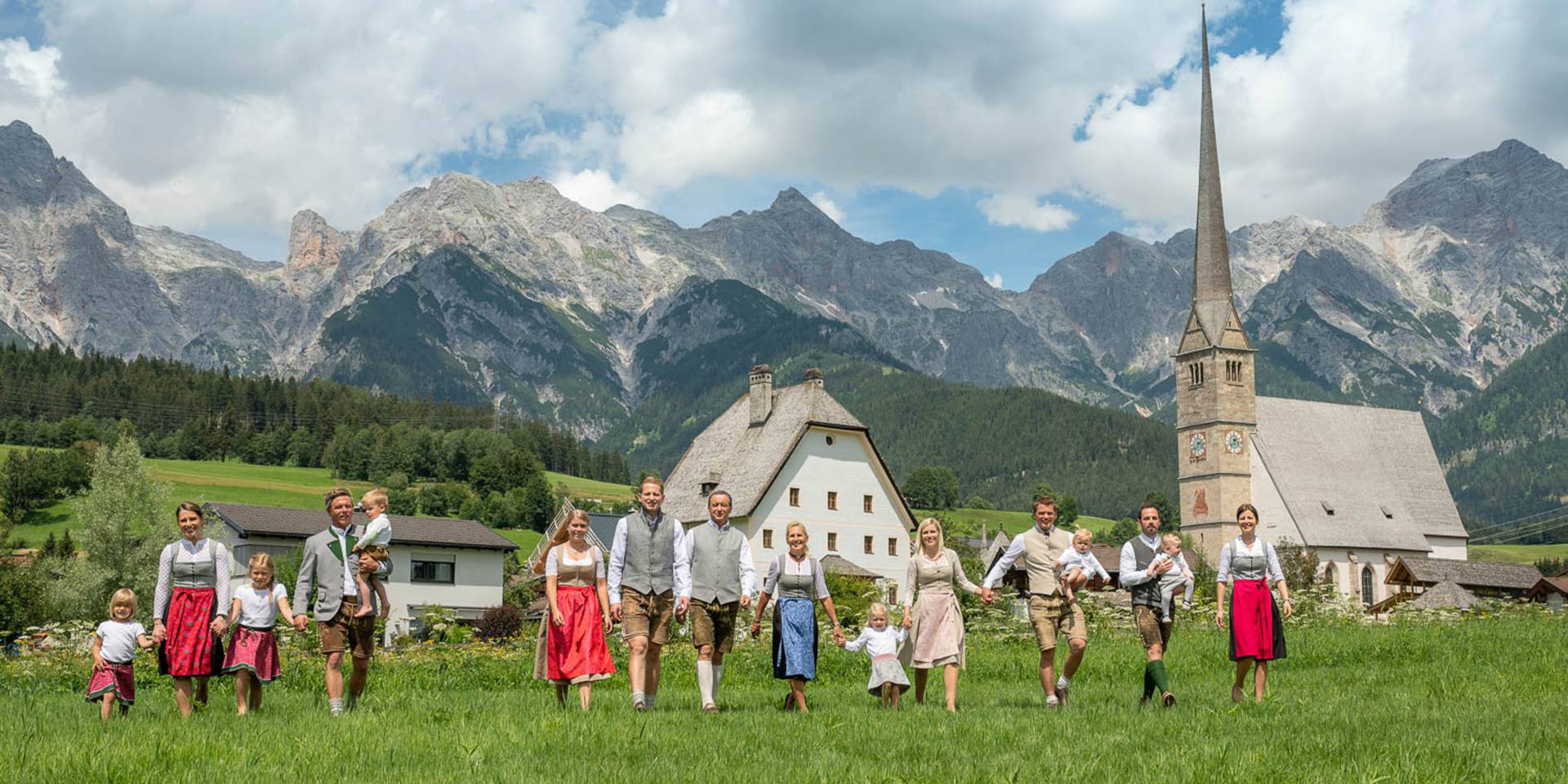 Berglandschaft mit Familie in Tracht 