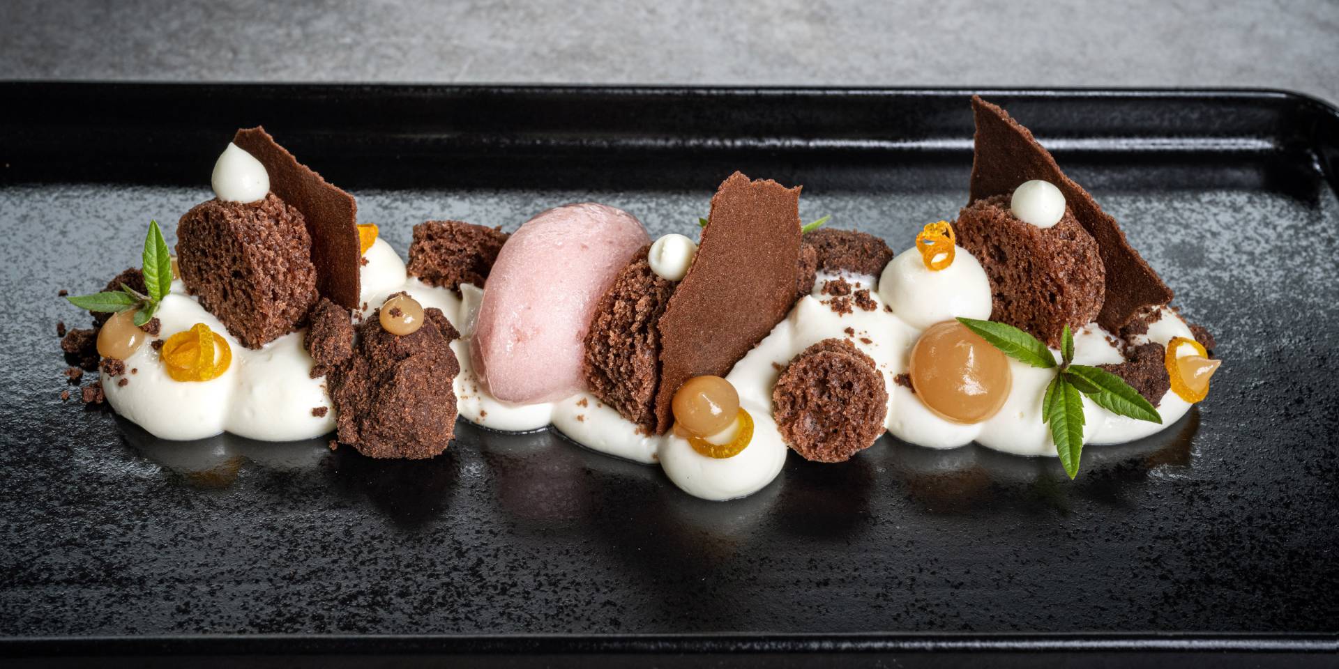 Schokoladen Desert auf weißen Schaum