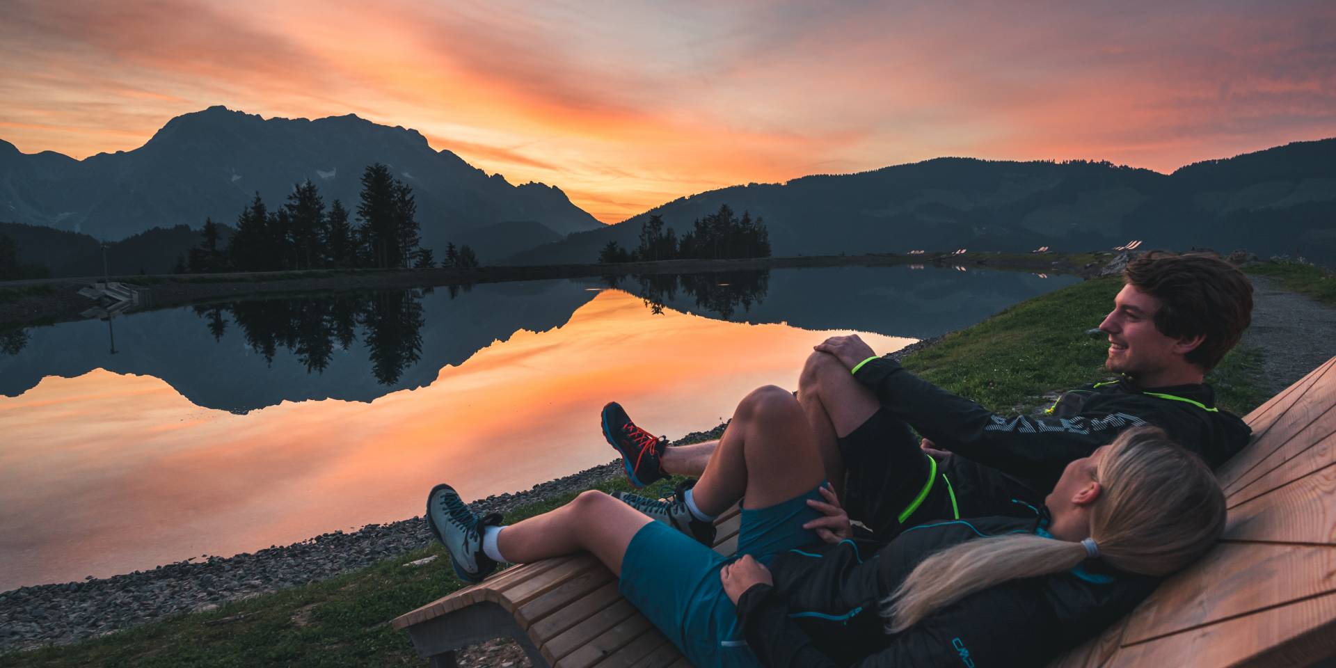 Wanderpaar genießt Sonnenuntergang am Hochkönig