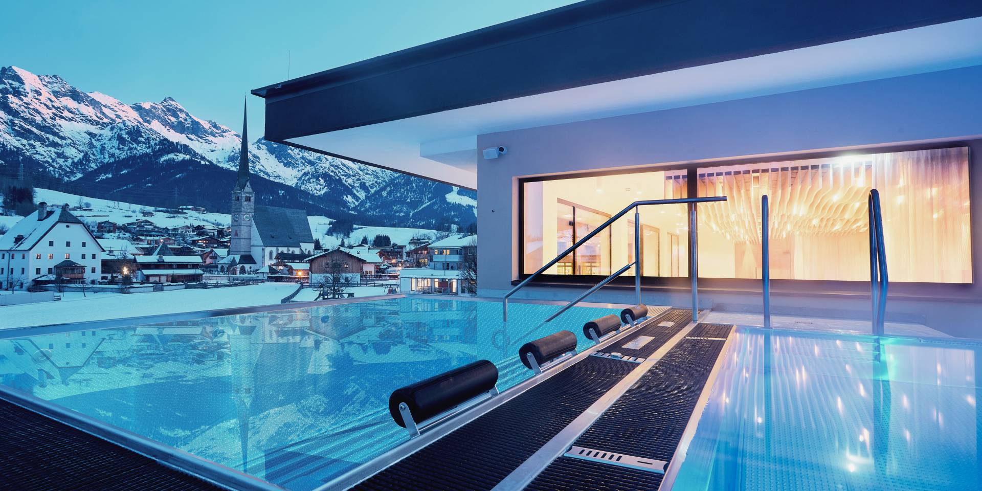 Infinity pool and whirlpool with a fantastic view of the surrounding mountains at Hotel die HOCHKÖNIGIN in the evening atmosphere