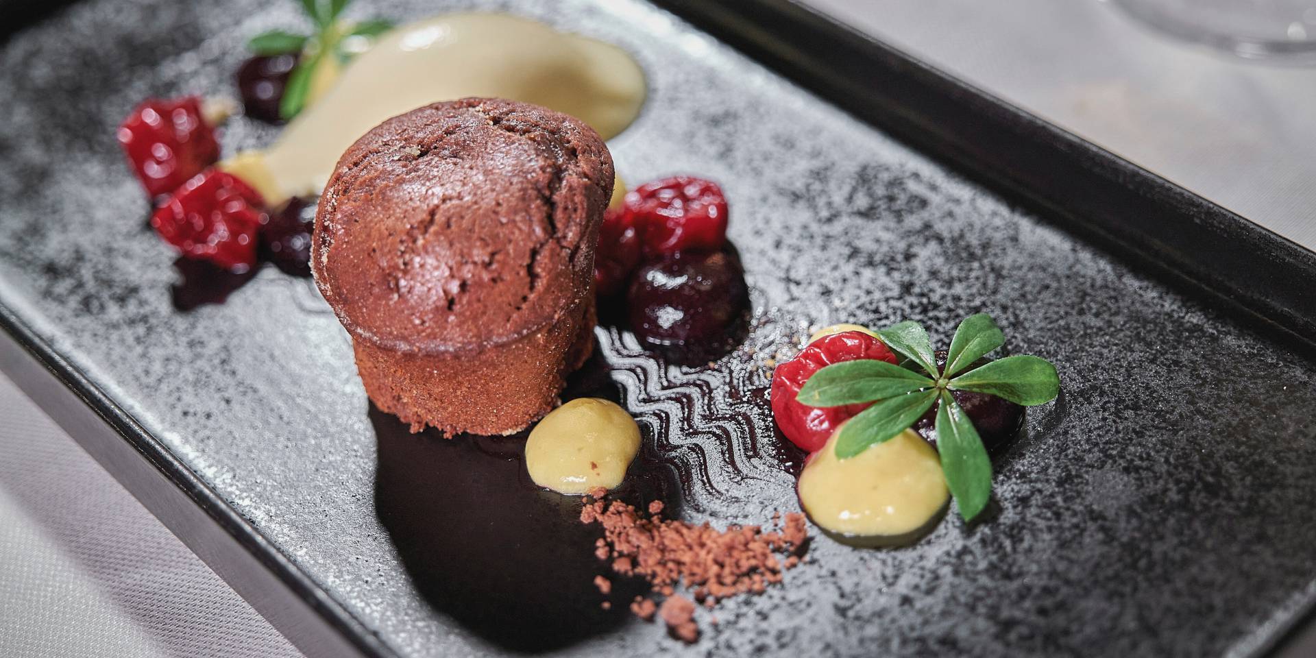 Dessert in der HOCHKÖNIGIN mit Schokokuchen und Obst