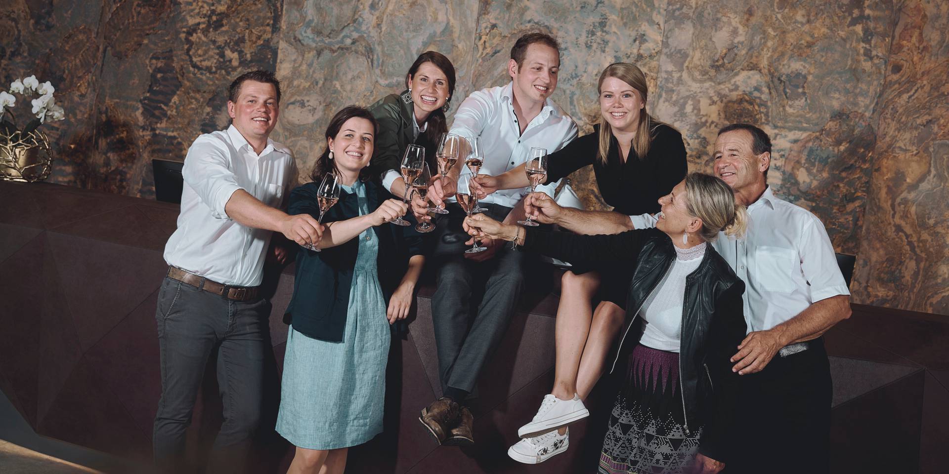 Familie Hörl beim anstoßen mit einem Glas Champagner im stielvollen Atrium vom Hotel die HOCHKÖNIGIN