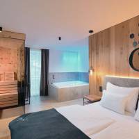 Privat SPA Suite mit Lichteffektwanne und Zirbenholzsauna in der HOCHKÖNIGIN mit stilvollem Bettt