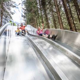 Familie im Waldrutschenpark Österreich