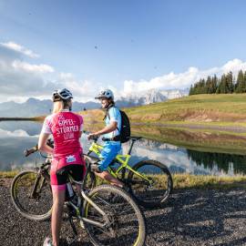 Zwei Radfahrer machen Pause am See