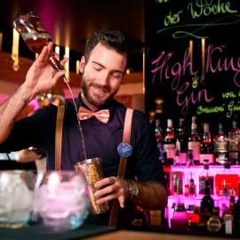 Barkeeper beim Cocktail herstellen an der Hotelbar