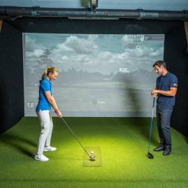 Paar spielt Indoor Golf