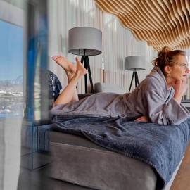 Frau liegt auf Ruhe Bett mit Bademantel