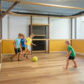 Jungs spielen Ball in der Fun Arena