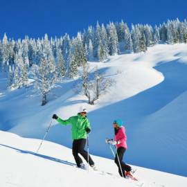 Paar beim Schneeschuhwandern im Hochkönig