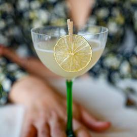Nahaufnahme getrocknete Zitrone am Cocktailglas