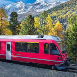 Rote Eisenbahn fährt in Berglandschaft