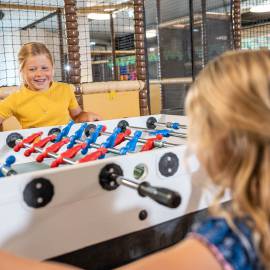 Kinder spielen Tischkicker