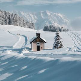 Winterlandschaft im Salzburger Land mit verschneiten Bergen und Bäumen