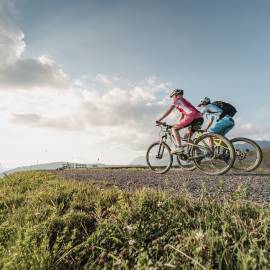 2 Biker am Berg 