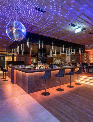 Bar und Lounge mit Discokugel Hotel die Hochkönigin