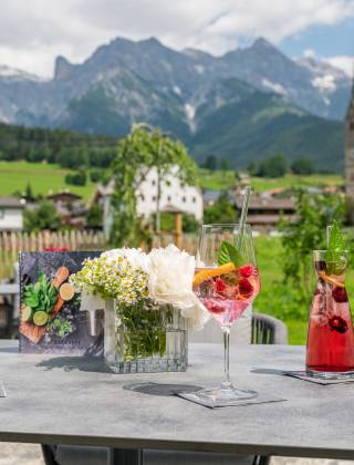 Hotelterrasse mit Bergpanorama Maria Alm Österreich