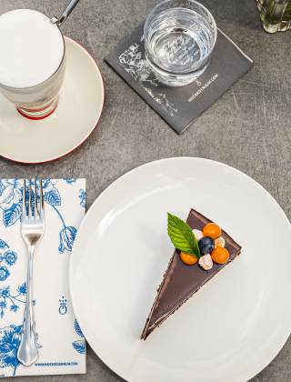 Schokokuchen auf weißen Teller