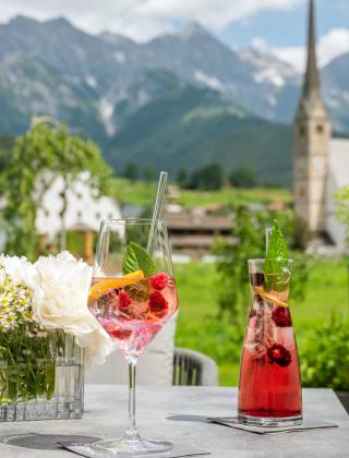 Fruchtiges Getränk auf Sommerterrasse Hochkönigin