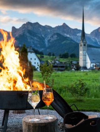 Feuerschale mit Bergpanorama und Getränken
