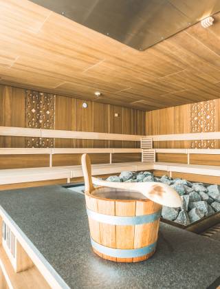 Moderne Holzsauna Wellnessbereich Hochkönigin