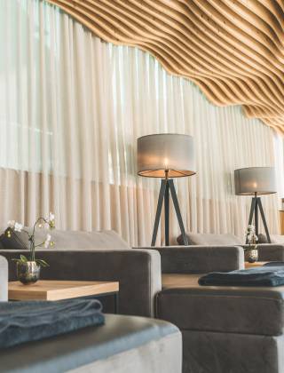 Relax Bereich in modernen Design Wellnesshotel die Hochkönigin