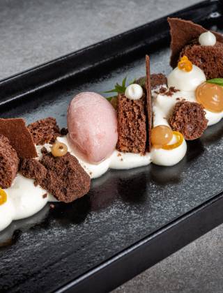 Dessert auf schwarzen Teller