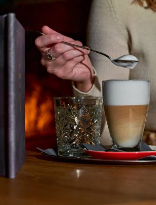 Latte Macchiato auf Cafe Tisch 