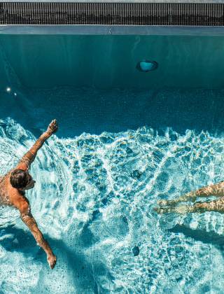 Paar im Infinity Pool Luftansicht