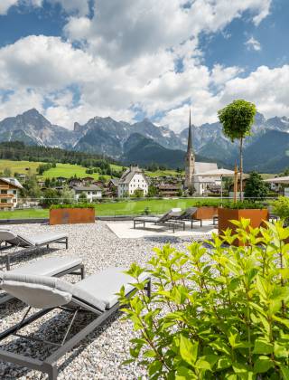 Außenbereich mit Berglandschaft Wellnesshotel die Hochkönigin 